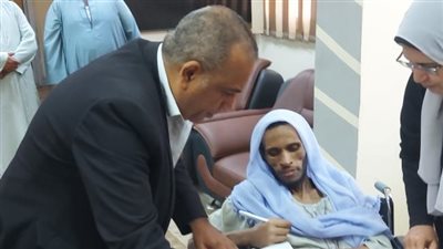  محافظ سوهاج يستجيب لاستغاثة مريض ويوفر له عقد عمل 