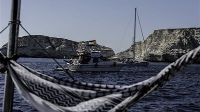 لحظة توجيه نشطاء أسطول الصمود نداءات إلى دول عربية وعالمية (فيديو)