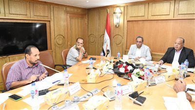 محافظ قنا يستعرض مع القيادات التنفيذية ملفات التقنين والتصالح والمتغيرات المكانية