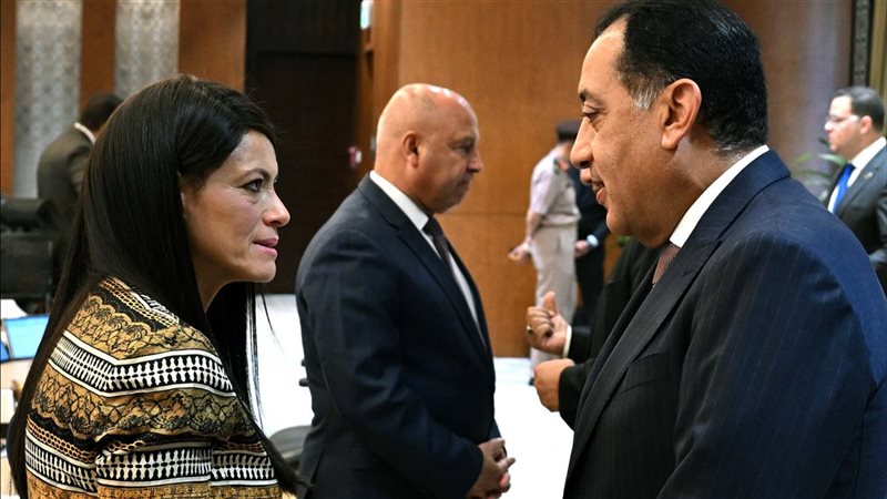 رئيس الوزراء ووزيرة