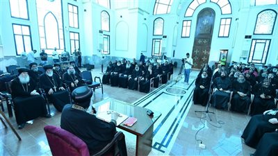 البابا تواضروس يحث رهبان دير الأنبا هرمينا بأسيوط على بساطة الحياة