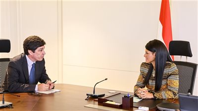 المشاط تبحث تطورات تنفيذ البرنامج القطري مع وفد منظمة التعاون الاقتصادي والتنمية 