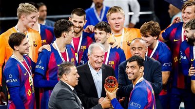 بيفهم في الأصول، قائد برشلونة يتنازل لزميله المصري عن رفع كأس العالم للأندية (فيديو)
