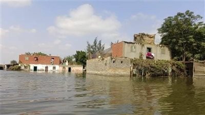ارتفاع منسوب النيل يهدد أراضي طرح النهر بعدة محافظات.. غرق 1134 فدانا بالمنوفية.. الأهالي يقيمون خياما أسفل الطريق الإقليمي بعد غرق منازلهم.. المراكب وسيلة تنقل والطشت للهو والاستمتاع (فيديو)