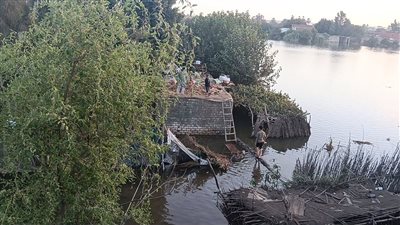 أهالي دلهمو بالمنوفية يواجهون ارتفاع منسوب النيل بالسلالم والمعديات الخشب (فيديو)