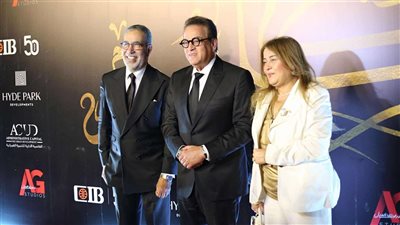 مدحت العدل يستقبل وزير الصحة في العرض الخاص لمسرحية 