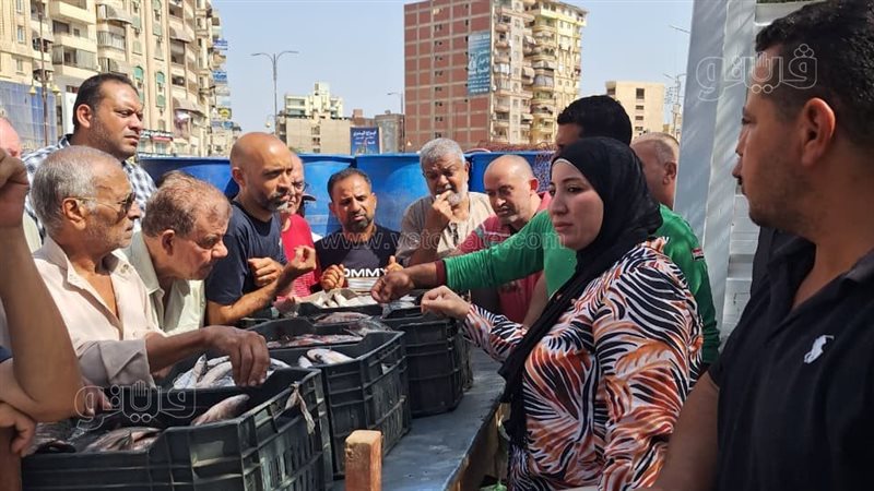 إقبال على شراء الأسماك