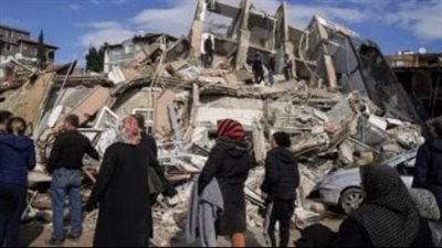 أشوفكم بالجنة، وداع أخير مؤلم من مسنة لأبنائها في قبورهم يثير الأحزان (فيديو)