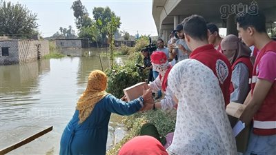 فرق الهلال الأحمر توصل المساعدات بالقوارب للمتضررين من ارتفاع منسوب النيل بالمنوفية (فيديو)
