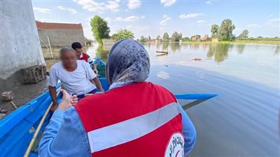 الهلال الأحمر يطلق قافلة إغاثية عاجلة لمتضرري فيضان النيل بالمنوفية (صور)