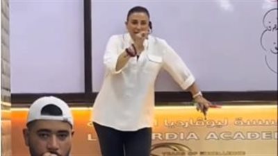 محمد عبد الجليل يكتب: فضيحة تربوية تهز التعليم.. معلمة بصوت خشن تلقن الطالبات: 