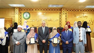 محافظ أسوان يشهد حفل تكريم أوائل الشهادات الأزهرية لـ 48 طالبا وطالبة (صور)