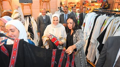وزيرة التضامن تتفقد جناح صندوق 