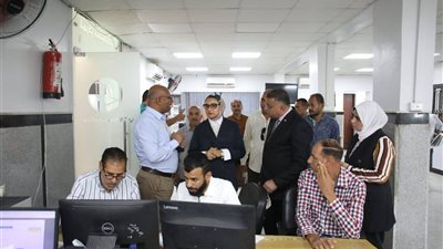 نائب محافظ الوادي الجديد تكافئ موظفي المركز التكنولوجي بالخارجة