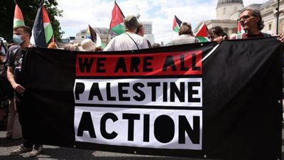 شرطة لندن تحتجز محتجين على حظر حركة 