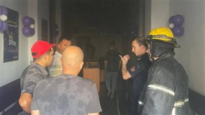 إخماد حريق نشب داخل فرع شركة 