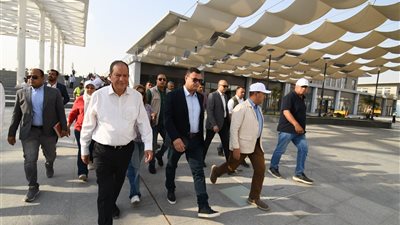 وزير الإسكان يتابع سير العمل بمشروع حدائق 