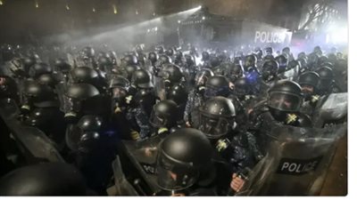 اشتباك بين الشرطة ومحتجين في جورجيا بعد اقتحامهم ساحة القصر الرئاسي