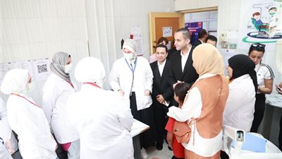 نائب وزير الصحة يوجه بمعاقبة المتغيبين عن العمل بمركز طب الأسرة بالسنانية في دمياط