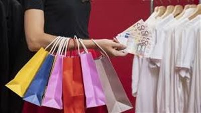 تفسير حلم شراء الملابس الجديدة في منام العزباء وعلاقته بسماع أخبار سارة