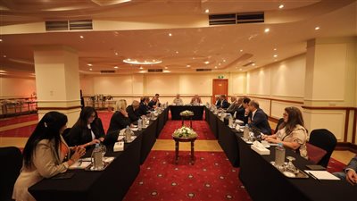 وزير السياحة والآثار يناقش خطط التوسع في الغرف الفندقية لاستيعاب الحركة الوافدة