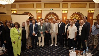 وزير السياحة والآثار يناقش التحديات والفرص المتاحة أمام المستثمرين بالأقصر وأسوان