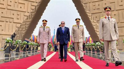  السيسي يضع إكليل الزهور على النصب التذكاري لشهداء القوات المسلحة بمدينة نصر