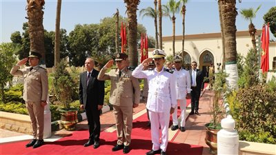 محافظ القاهرة يضع إكليلا من الزهور على شهداء أكتوبر