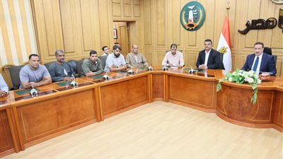 محافظ المنوفية يلتقي بالأسر المتضررة من ارتفاع منسوب النيل ويوجه بإنارة الشوارع