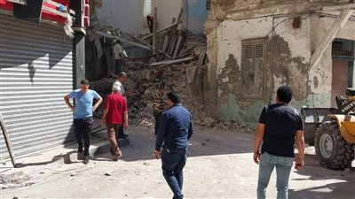 إزالة الأجزاء الخطر والمعلقة بعقار الجمرك المنهار في الإسكندرية 