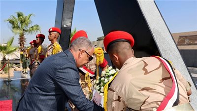 محافظ الإسماعيلية يضع إكليلًا من الزهور على النصب التذكاري للشهداء (صور) 