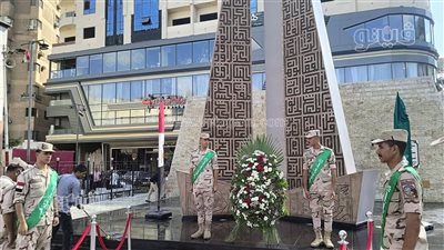 محافظ الشرقية يضع إكليلا من الزهور على النصب التذكاري للجندي المجهول (صور) 