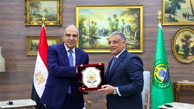 محافظ الإسماعيلية يهدي وزير الموارد المائية والري درع المحافظة (صور) 