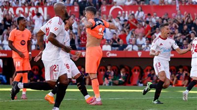 إشبيلية يقسو على برشلونة برباعية ويحرمه من صدارة الدوري الإسباني 