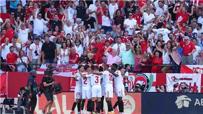 توقف مباراة إشبيلية وريال بيتيس في الدوري الإسباني بسبب شغب الجماهير