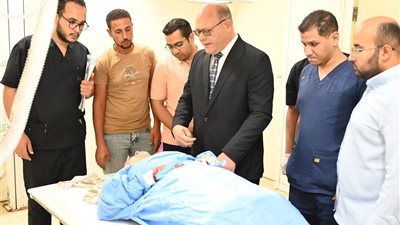 رئيس جامعة سوهاج يزور الطلاب المصابين بحادث طريق جهينة (صور)