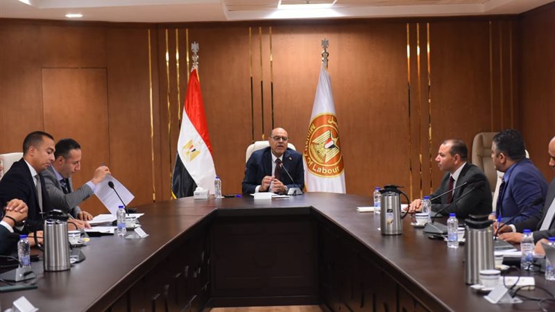 وزير العمل خلال الاجتماع