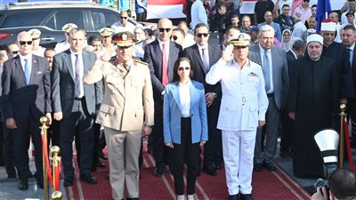 محافظ البحيرة تضع إكليلًا من الزهور على النصب التذكاري للجندي المجهول بدمنهور