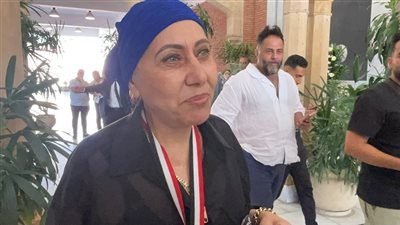 والدة الفنانة وفاء عامر تزور قبر مبارك في ذكري انتصارات أكتوبر (فيديو) 