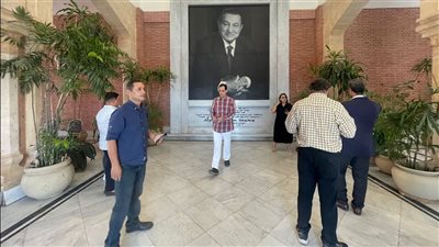  توافد عدد من محبي مبارك على مقبرته  في ذكرى نصر أكتوبر (فيديو وصور)