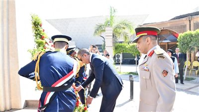ذكرى نصر أكتوبر، محافظ الفيوم يضع إكليلا من الزهور على النصب التذكاري للشهداء 