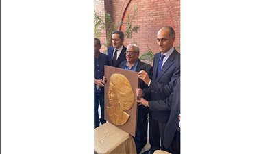 أحد محبي مبارك يهدي صورة سوزان لـ علاء وجمال (فيديو وصور) 