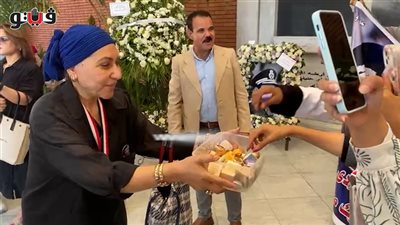 والدة وفاء عامر توزع شيكولاتة على زوار قبر مبارك (فيديو)