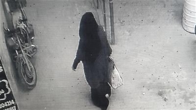 سيدة تلقى طفلة رضيعة بجوار موقف دمنهور بالبحيرة (صور)