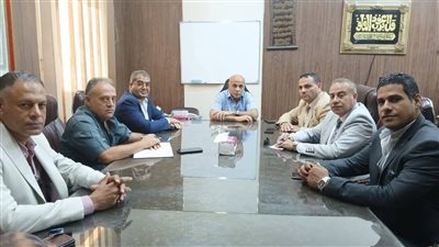 وكيل وزارة التموين بالإسكندرية يجتمع مع قيادات شركة المجمعات الاستهلاكية بمقر الشركة