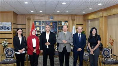 رئيس جامعة المنصورة يلتقي وفدًا دوليًّا لبحث تطبيق برامج مهنية بكلية التجارة (صور)