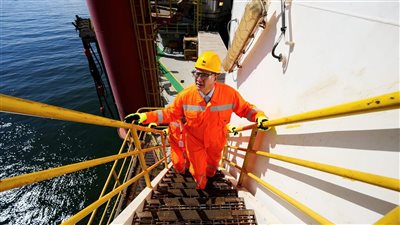 وزير البترول يتفقد الحفار البحري (القاهر-2) استعدادًا لحفر بئر جديدة لـ إيني الإيطالية 