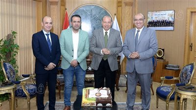 إدارة جامعة المنصورة تحتفي بفوزها بالجائزة الذهبية في الأنشطة الطلابية