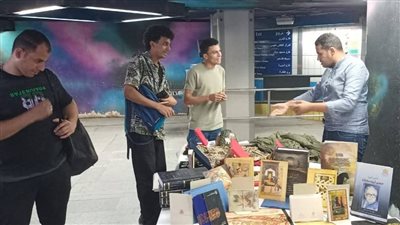  رواد محطة مترو الأوبرا يتعرفون على تاريخ شزام من خلال معرض صمود (صور)