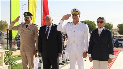محافظ الوادي الجديد يضع إكليلًا من الزهور على النصب التذكاري لشهداء القوات المسلحة 